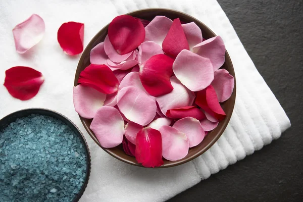 Rosenblätter und Badekristalle — Stockfoto