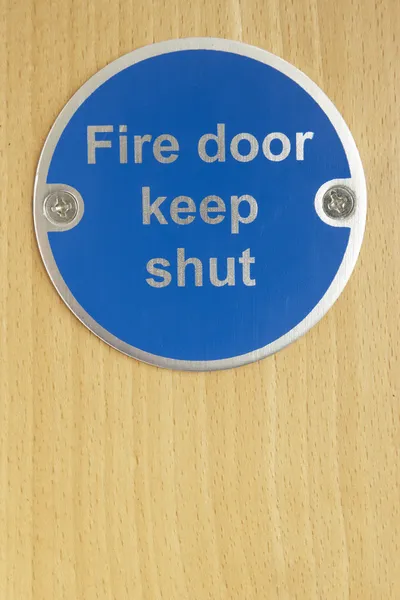Mantenga cerrado letrero en la puerta de fuego —  Fotos de Stock