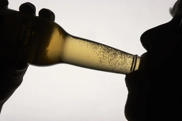 Silhouette man drinking beer — Stock Photo, Image