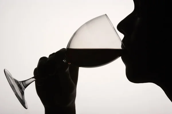 Σιλουέτα άνθρωπος πόσιμο κόκκινο κρασί — Φωτογραφία Αρχείου