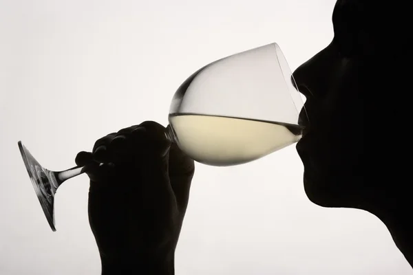 Silhouette uomo bere vino — Foto Stock