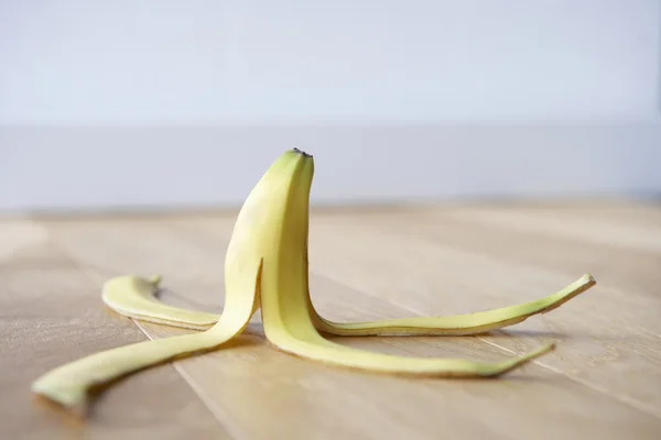 Pele de banana no chão — Fotografia de Stock