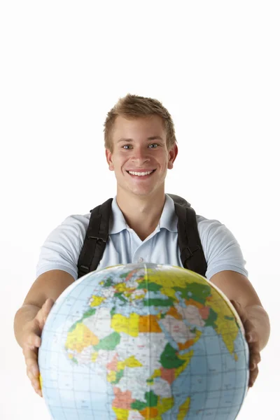 Молодой путешественник с глобусом — стоковое фото