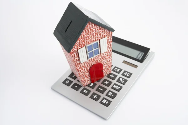 Model huis en rekenmachine — Stockfoto