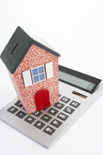 Модель будинку і калькулятор — стокове фото