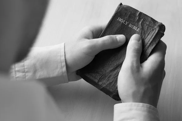 Joven sosteniendo la Biblia — Foto de Stock