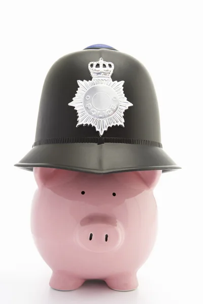 警官のヘルメットと piggybank — ストック写真
