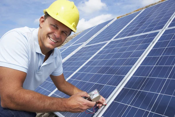 Homem instalando painéis solares — Fotografia de Stock