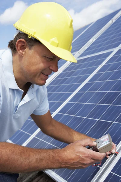 Mann installiert Solarzellen — Stockfoto