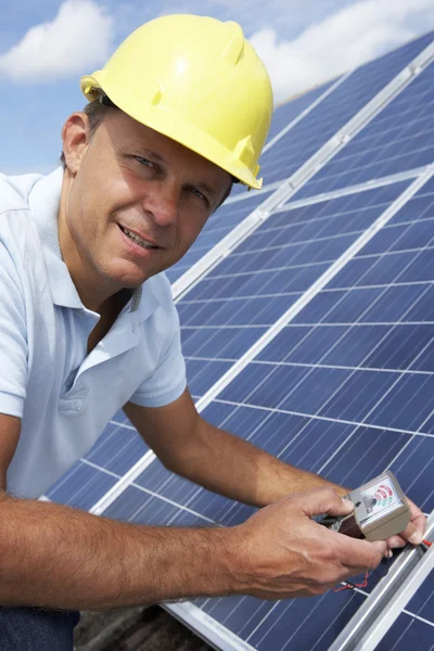 태양 전지 패널을 설치 하는 남자 — 스톡 사진