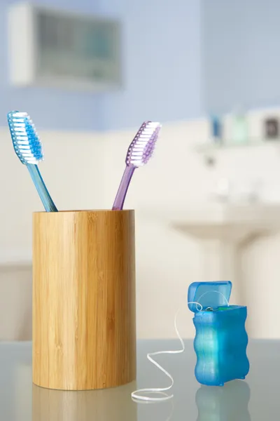 Zahnbürsten und Zahnseide — Stockfoto