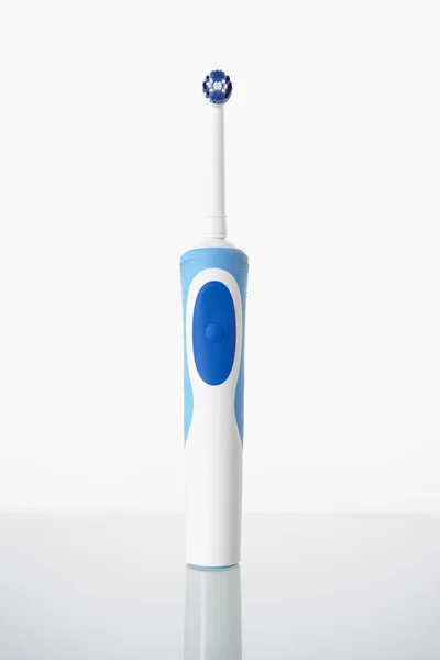Escova de dentes em pé na prateleira de vidro — Fotografia de Stock