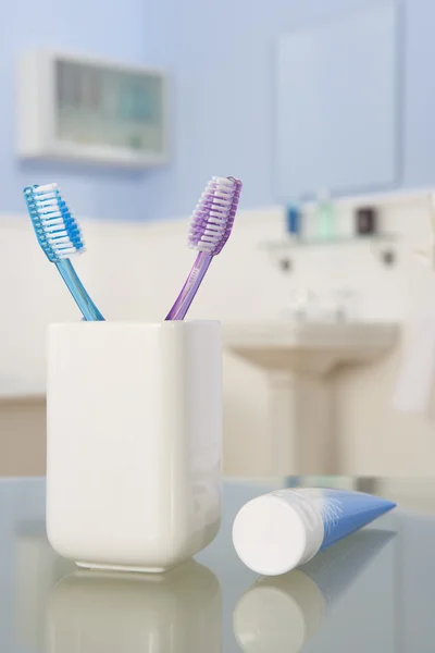 Cepillos de dientes y pasta dental — Foto de Stock