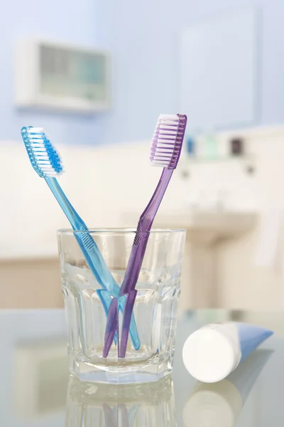 Zahnbürsten und Zahnpasta — Stockfoto