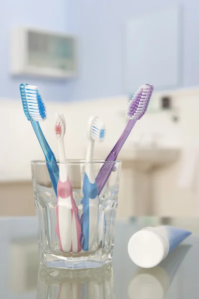Szczoteczki do zębów i pasty do zębów — Zdjęcie stockowe