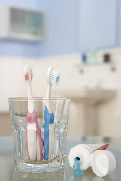 Зубные щетки и зубная паста — стоковое фото