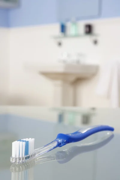 Tandenborstel in de badkamer — Stockfoto
