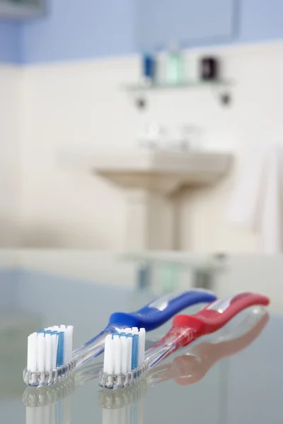 Зубні щітки у ванній кімнаті — стокове фото
