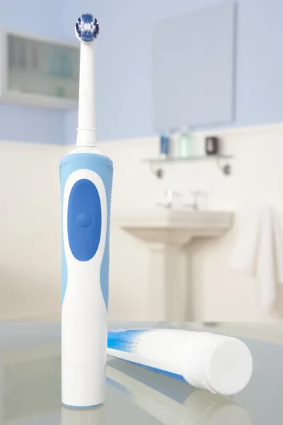 Escova de dentes elétrica e pasta de dentes — Fotografia de Stock