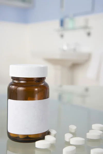 Comprimidos na prateleira do banheiro — Fotografia de Stock