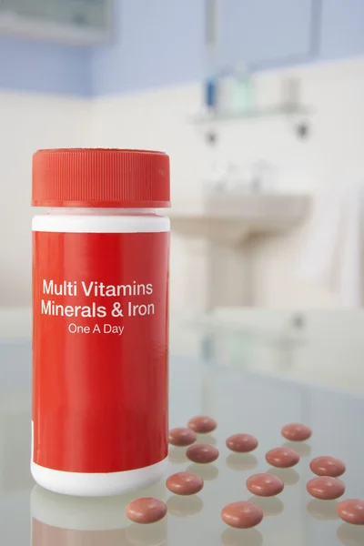 Pílulas de vitamina na prateleira do banheiro — Fotografia de Stock