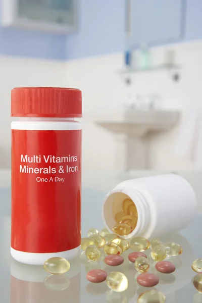 Píldoras de vitaminas en el estante del baño —  Fotos de Stock
