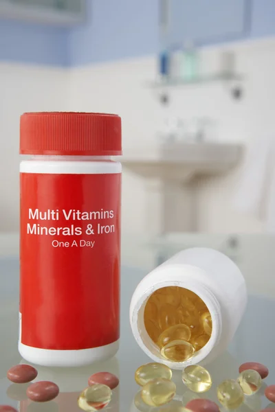 Vitamine pilules sur étagère de salle de bains — Photo