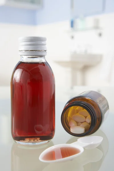 Comprimidos e medicamentos na prateleira do banheiro — Fotografia de Stock