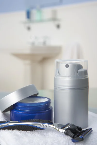 Man's shaving kit in bathroom — Stock Photo, Image