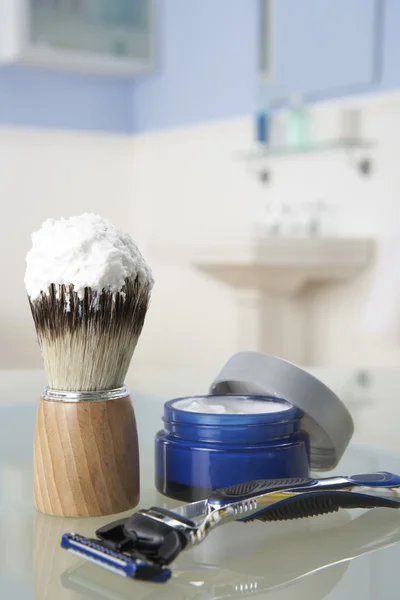 Мужской набор для бритья в ванной комнате — стоковое фото