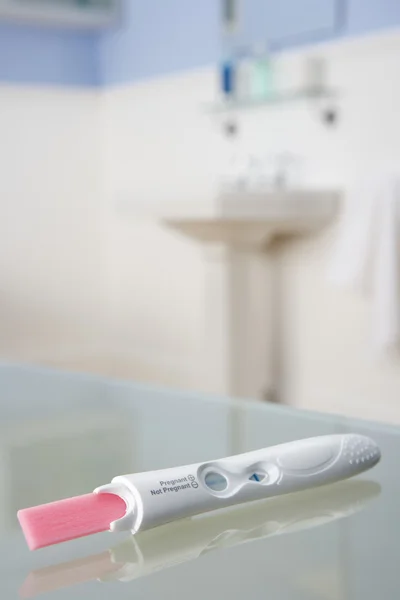 Testovací sada těhotenství v koupelně — Stock fotografie