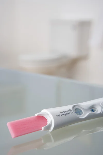 Комплект для тестирования на беременность в ванной комнате — стоковое фото