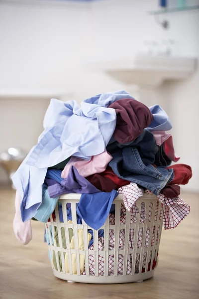 Basket of dirty washing in bathroom — Stock Photo, Image