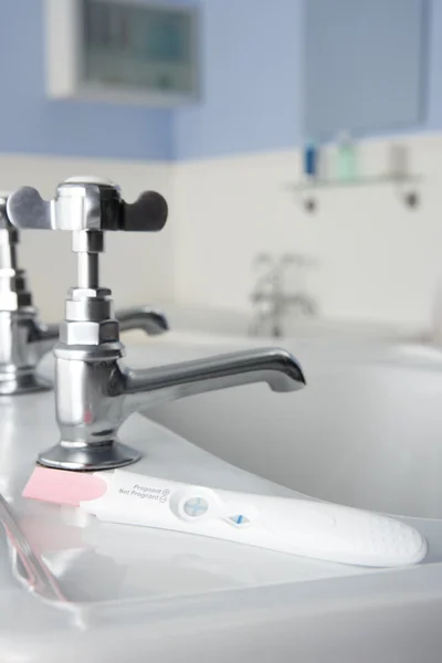 Kit de pruebas de embarazo en el baño — Foto de Stock
