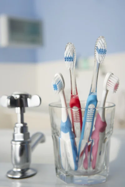 Tandenborstels in badkamer — Stockfoto