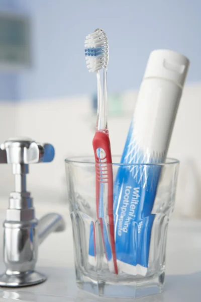 Οδοντόβουρτσα και οδοντόπαστα — Φωτογραφία Αρχείου