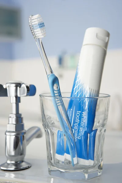 Cepillo de dientes y pasta dental —  Fotos de Stock