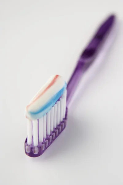 Tandenborstel geladen met tandpasta — Stockfoto