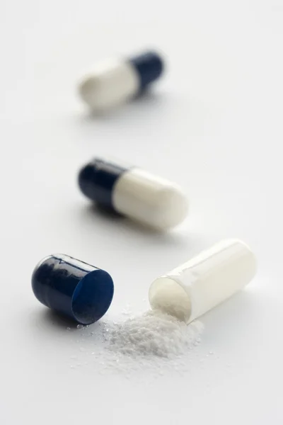 Opened medicinal capsule — Stock Photo, Image
