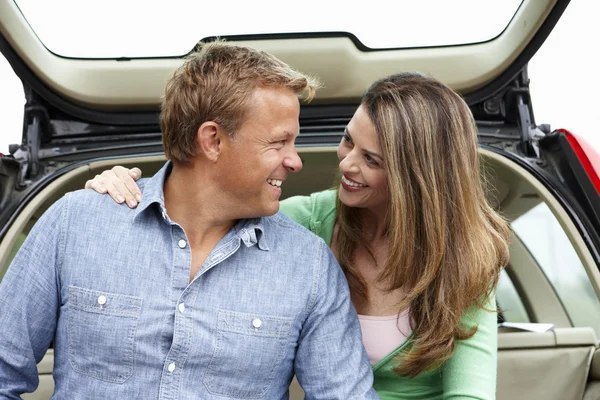 Couple outdoors with car — Stock Photo, Image