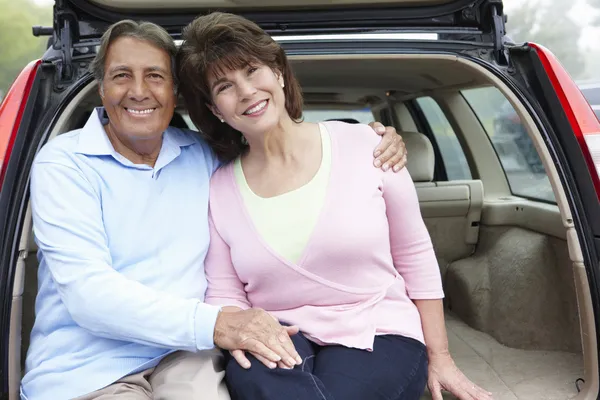 Senior pareja hispana al aire libre con coche — Foto de Stock