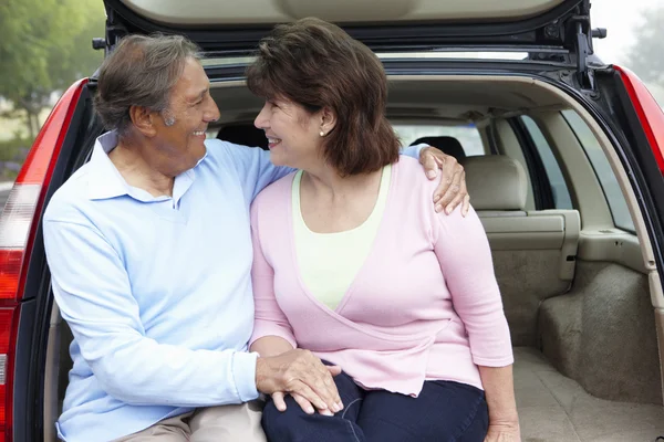 Senior coppia ispanica all'aperto con auto — Foto Stock
