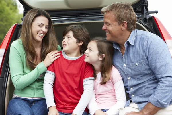 Familia al aire libre con coche — Foto de Stock