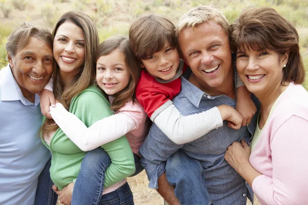 Multi generation familj utomhus — Stockfoto