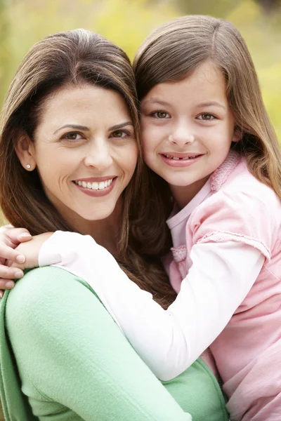 Portret Spaanse moeder en dochter — Stockfoto