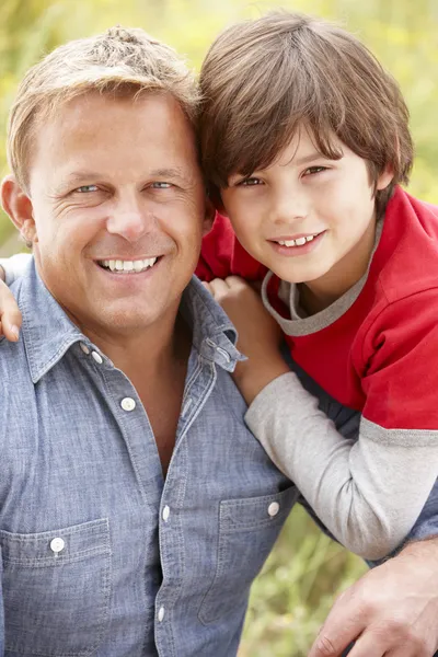 Retrato pai e filho ao ar livre — Fotografia de Stock