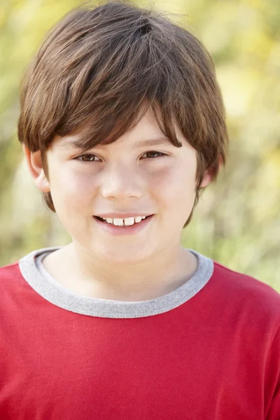 Retrato caucasiano menino ao ar livre — Fotografia de Stock