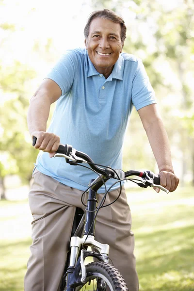Hombre hispano mayor montando bicicleta — Foto de Stock