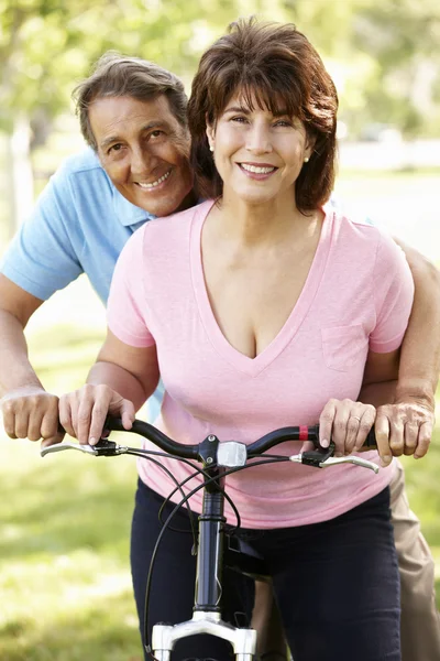 Senioren-Paar mit Fahrrad — Stockfoto