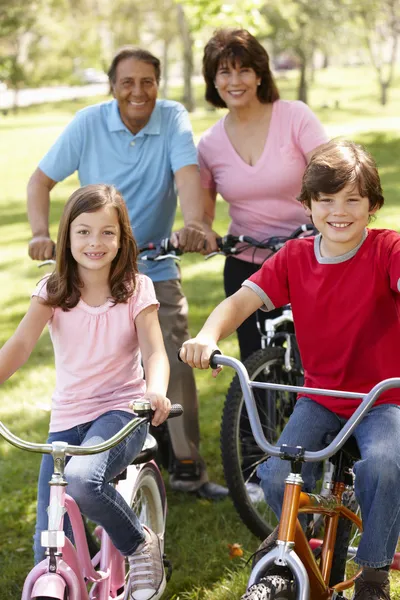 Hispánské rodiny na kolech v parku — Stock fotografie